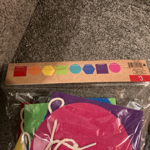 ✨10/$12✨Brand new set of Shape Banner, Adhesive felt letters, and Clips - Picture 6 of 6